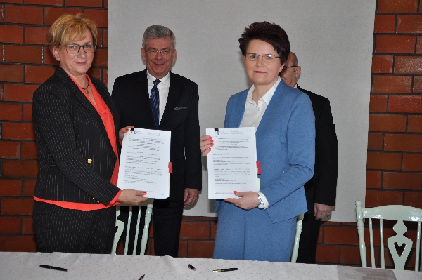 Na zdjęciu sekretarz stanu Ministerstwa Zdrowia z podpisywaną umowa o dofinansowanie